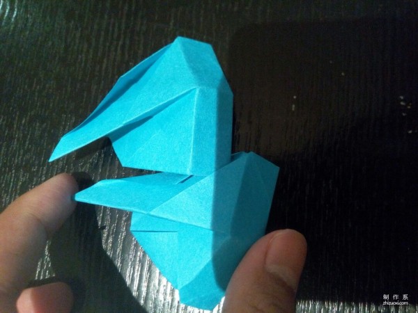 Illustrated tutorial on the manual origami method of angular paper boxes