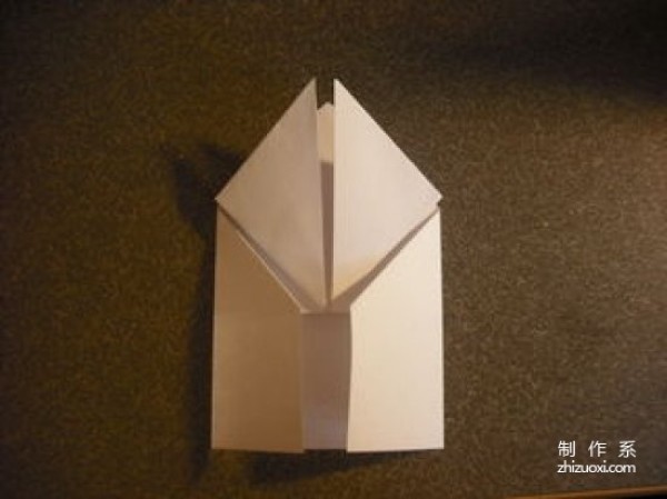 Use paper to fold a simple heart-shaped origami heart with step-by-step details