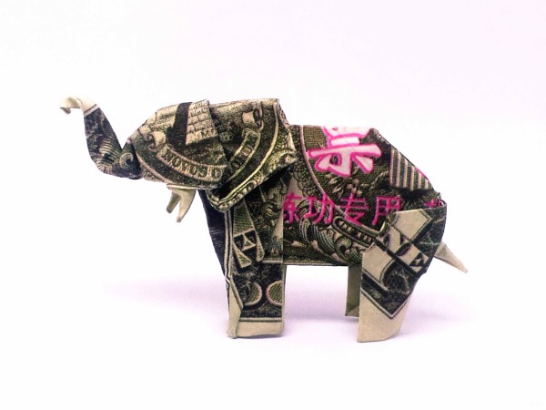 Illustrated origami tutorial for folding an elephant using RMB and US dollar banknotes