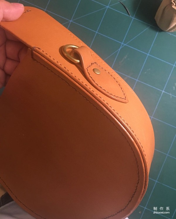 The production process of Hermès classic saddle bag