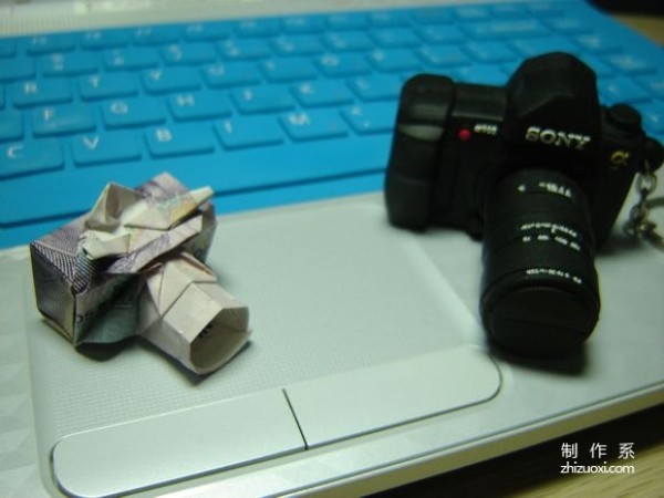 Illustrated tutorial for DIY handmade origami camera toys using RMB or US dollar banknotes