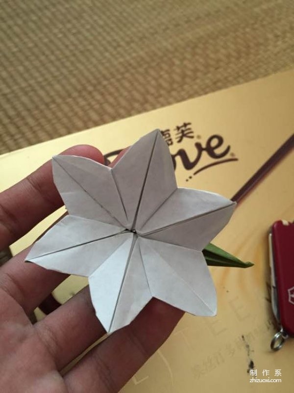 A very simple origami flower illustrated tutorial