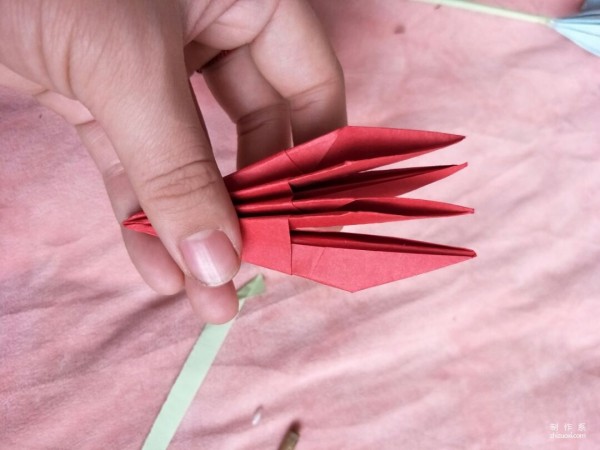 How to fold a lily, illustrated tutorial on origami lilies