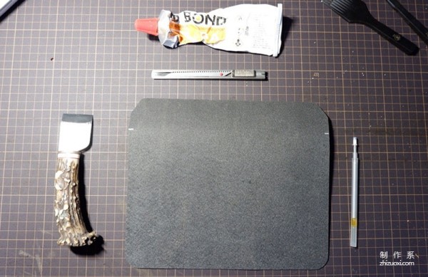 The process of making a small square bag with a raised lid