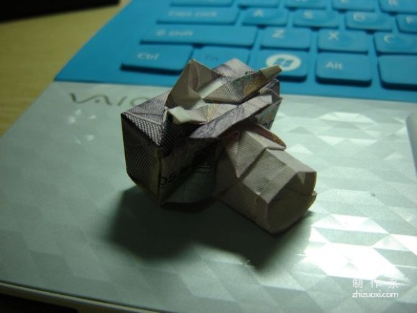 Illustrated tutorial for DIY handmade origami camera toys using RMB or US dollar banknotes