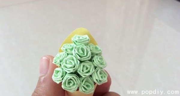 Creative handmade origami DIY to make mini roses