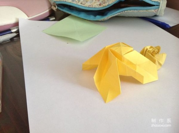 How to make origami roses with colored paper rolls