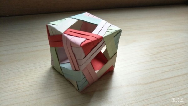 Illustration of how to make simple origami hollow squares for children