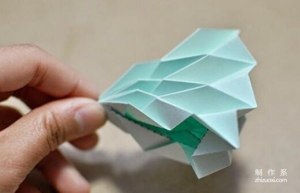 Picture tutorial on the simple method of folding a 3D bow