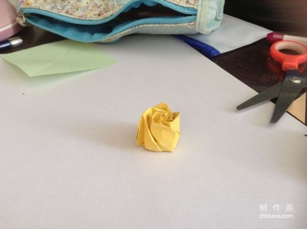 How to make origami roses with colored paper rolls