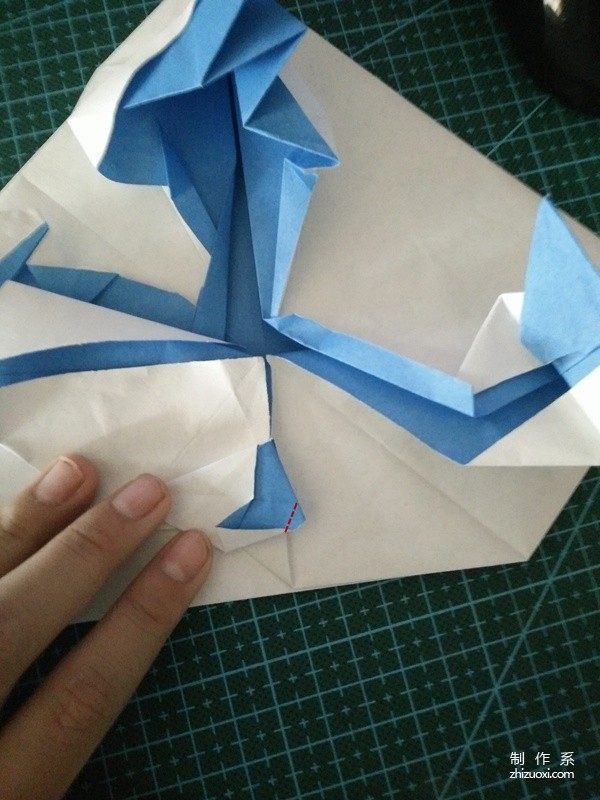 Detailed illustrated tutorial on hand-made origami of creative origami flat dragon pattern