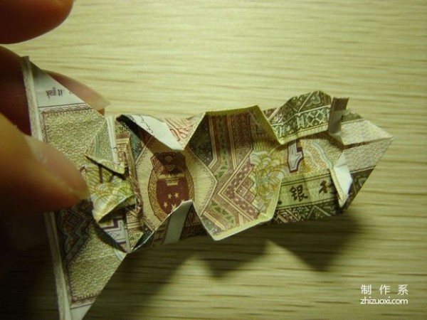 Illustrated tutorial for DIY handmade origami camera toys using RMB or US dollar banknotes