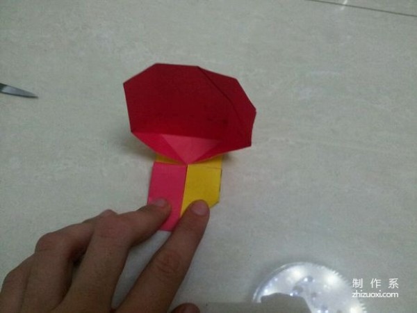 Detailed step-by-step tutorial on making origami of a simple love paper box