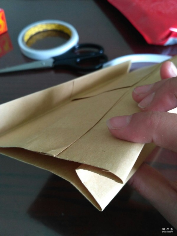 Illustration of the manual origami method of kraft paper packaging bags