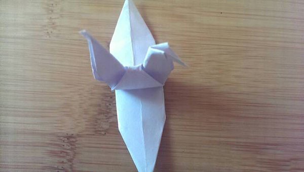 Appreciation of works of flying white paper cranes