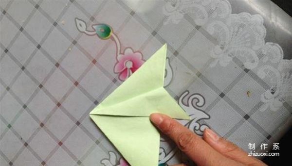 Illustration of simple origami method of single color lily flower origami