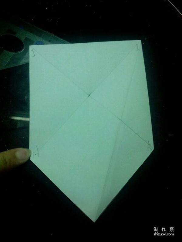 A real-life illustrated tutorial on how to make Aiswan paper box origami