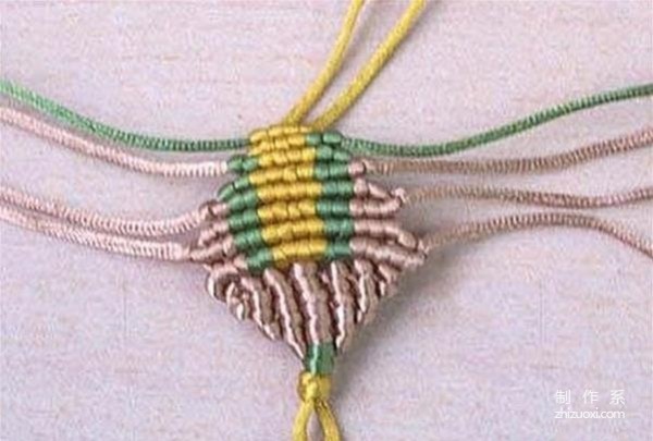 Illustrated steps for weaving a shrimp pendant with knotted ropes