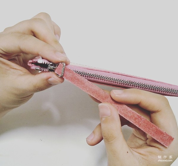 Make a magic zipper clutch