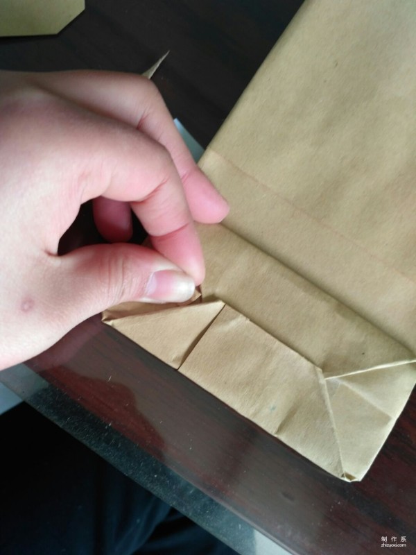 Illustration of the manual origami method of kraft paper packaging bags