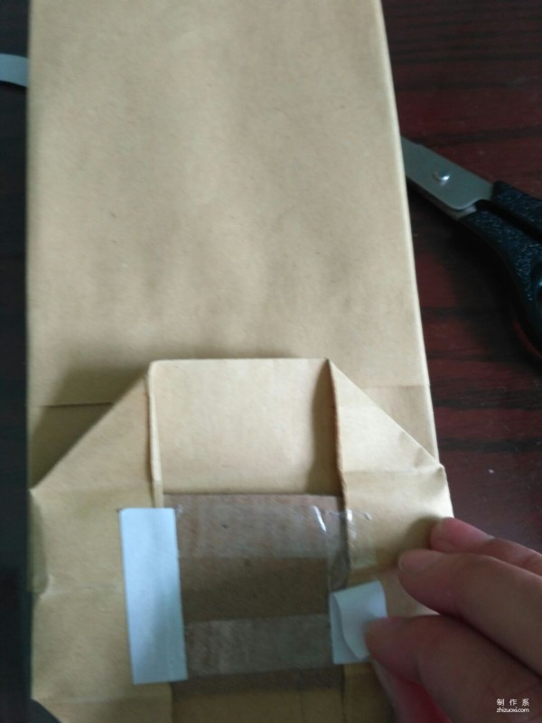 Illustration of the manual origami method of kraft paper packaging bags