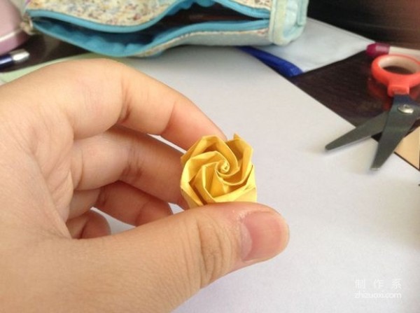 How to make origami roses with colored paper rolls