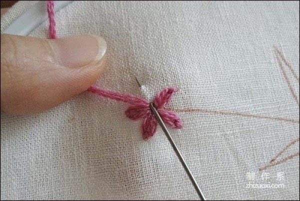 Illustrated tutorial on hand embroidery method of small daisy