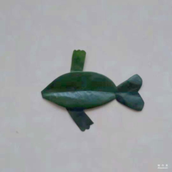 DIY handmade collage steps for pasting leaves to draw a cute little fish