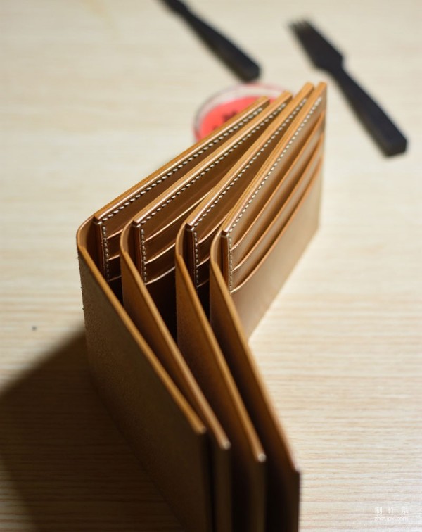 The production process of cordovan leather high bridge short clip wallet