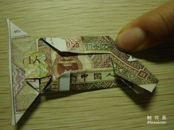 Illustrated tutorial for DIY handmade origami camera toys using RMB or US dollar banknotes