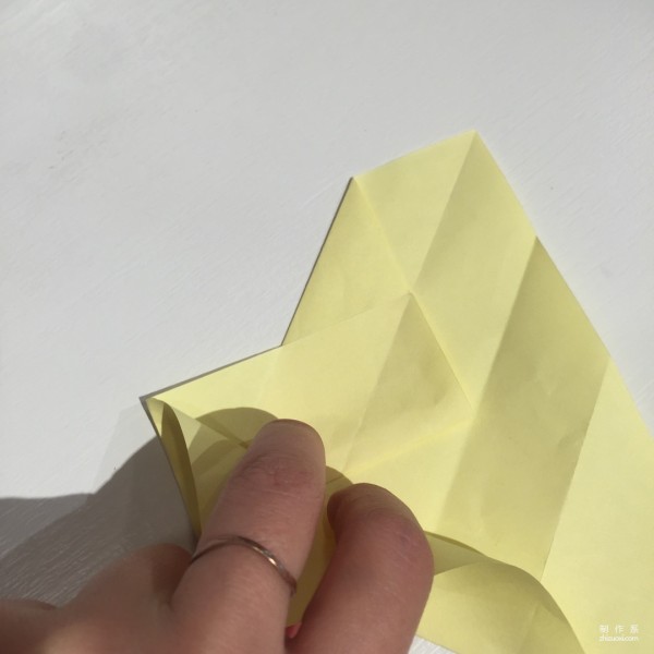 Detailed step-by-step illustration of creative origami for chicken red envelope