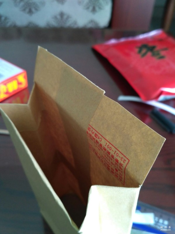 Illustration of the manual origami method of kraft paper packaging bags