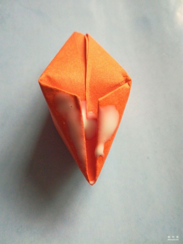 Simple hand-made origami method for children to make a three-dimensional hexagonal star