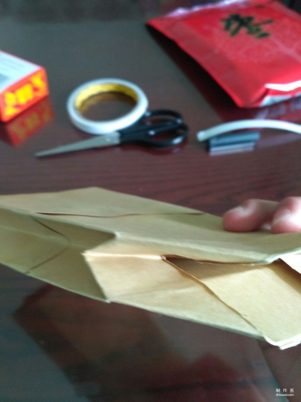 Illustration of the manual origami method of kraft paper packaging bags