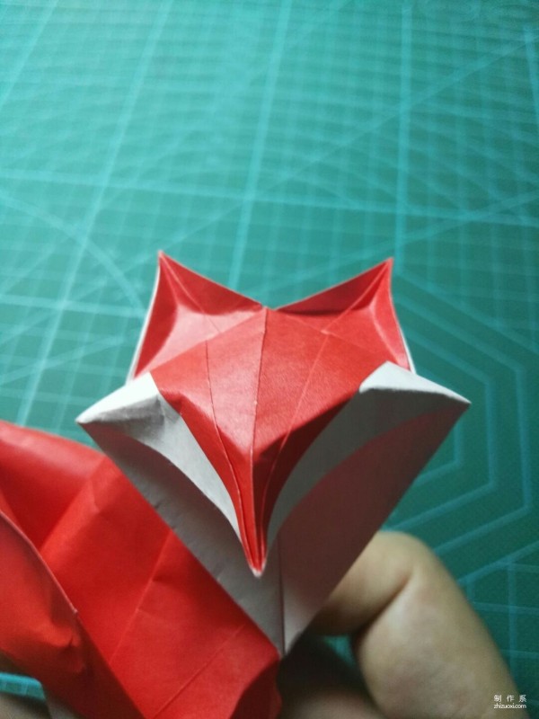 Illustrated tutorial on the origami method of the cute little fox