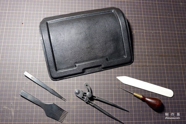 The process of making a small square bag with a raised lid