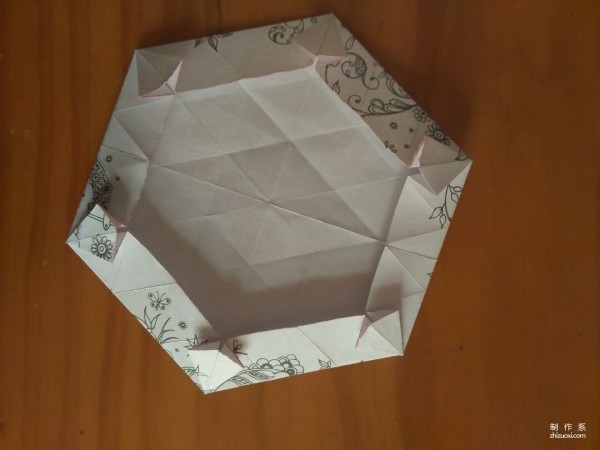 Simple and beautiful hand-made origami method of snowflake carton