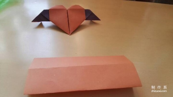 A handmade origami heart with wings - tutorial on how to make origami hearts