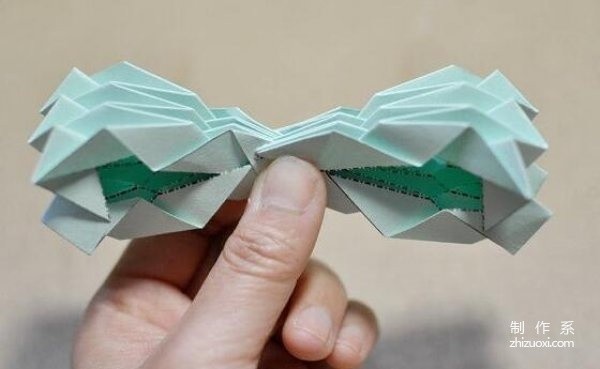 Picture tutorial on the simple method of folding a 3D bow