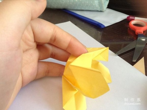 How to make origami roses with colored paper rolls