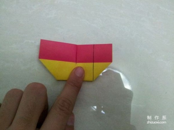 Detailed step-by-step tutorial on making origami of a simple love paper box