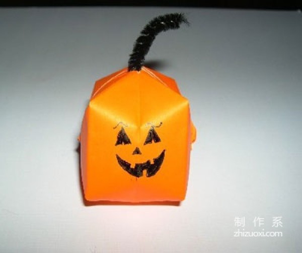 Illustrated tutorial on how to fold Halloween pumpkins using paper