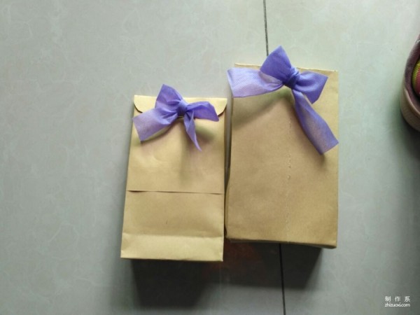 Illustration of the manual origami method of kraft paper packaging bags