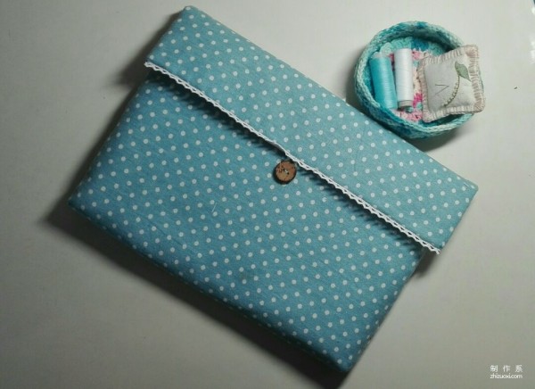 Handmade fabric making tutorial teaches you how to make a simple and beautiful little blue computer protection bag