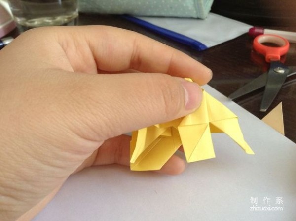 How to make origami roses with colored paper rolls