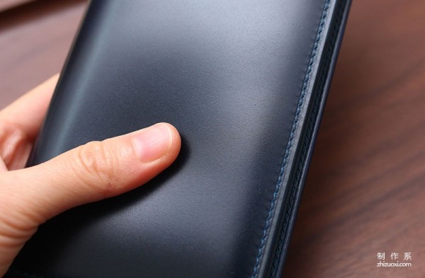 One of the methods of making handmade leather goods bulging: trimming the edges to make bulging