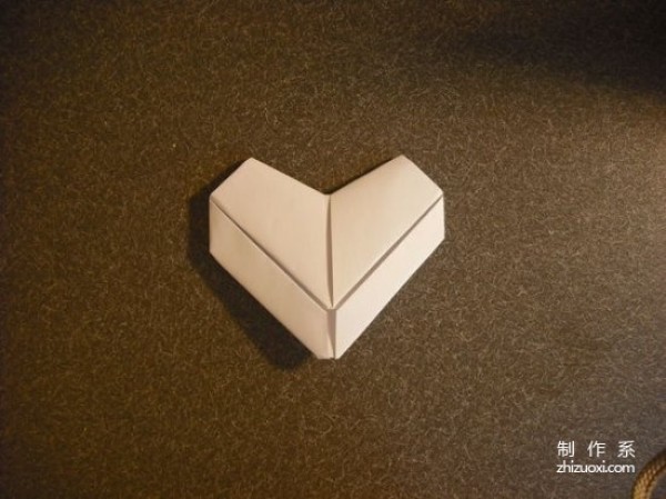 Use paper to fold a simple heart-shaped origami heart with step-by-step details