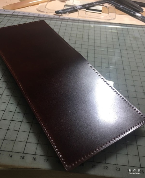 The production process of cordovan leather high bridge short clip wallet