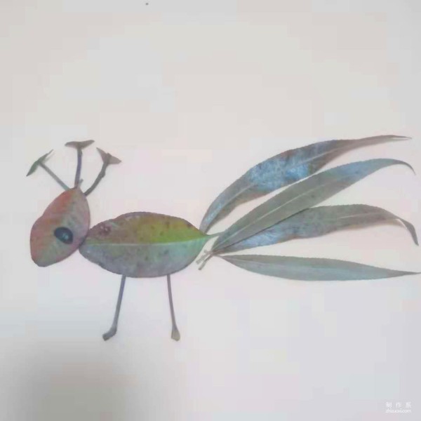 Method of hand-pasting leaves to draw small animals and peacocks