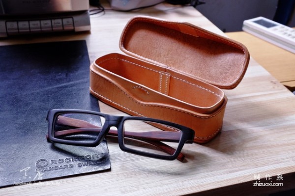 Koma sewing glasses case